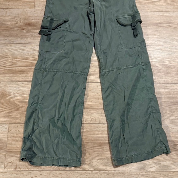 American Eagle stretch super high-rise baggy, wide leg Olive Green Pants - Picture 7 of 9